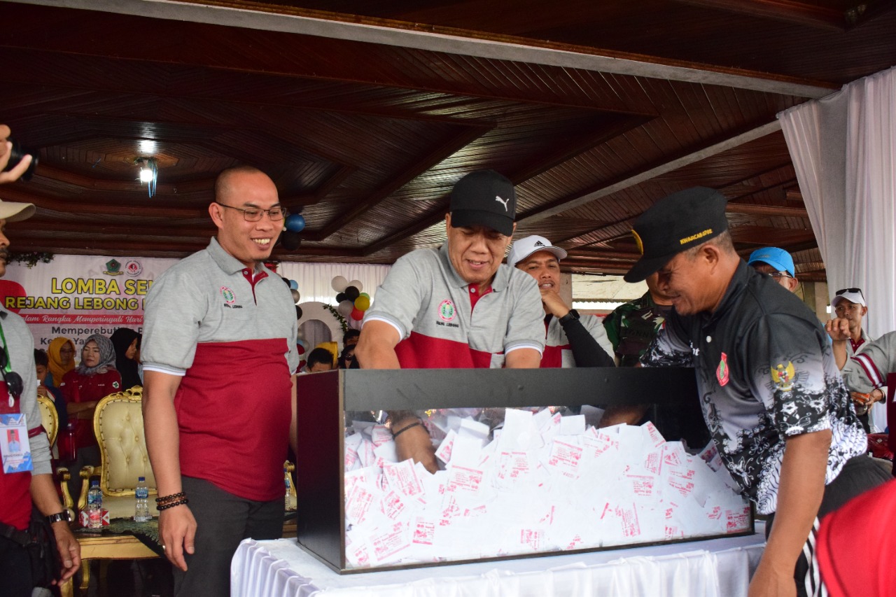 Bertabur Doorprize Ribuan Peserta Ikuti Jalan Santai Hut Pgri Dan Hgn